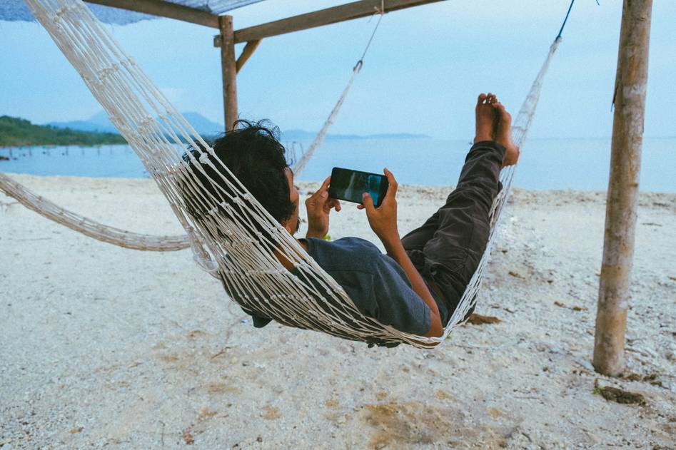 Blog writers discussing casual mobile games