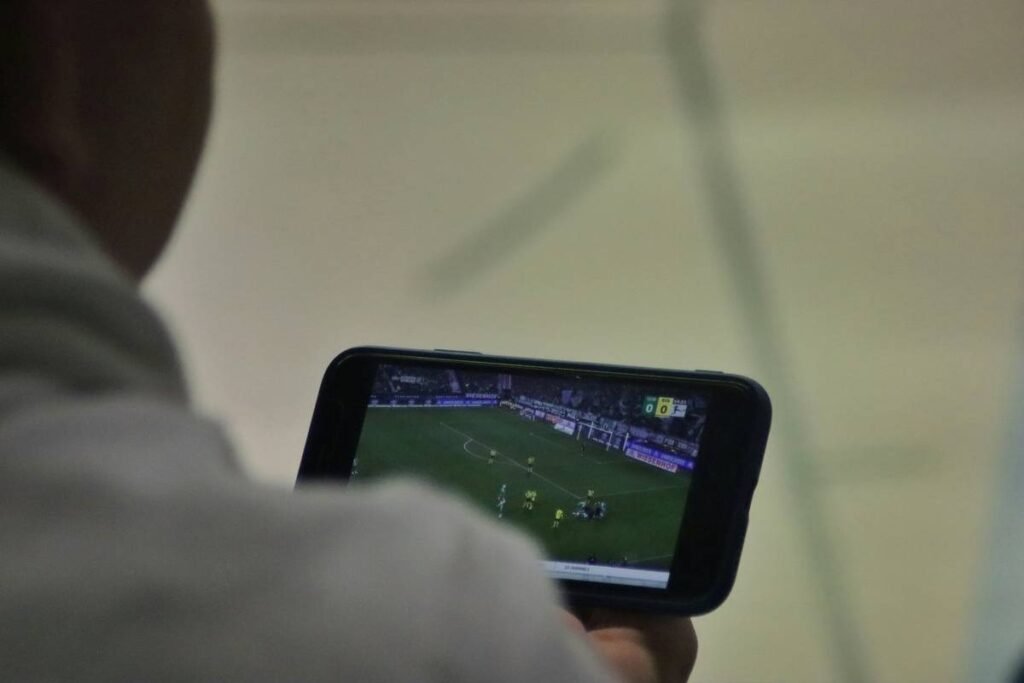 Casual vs Competitive Gaming: Which Mobile Playstyle Fits Your Life?