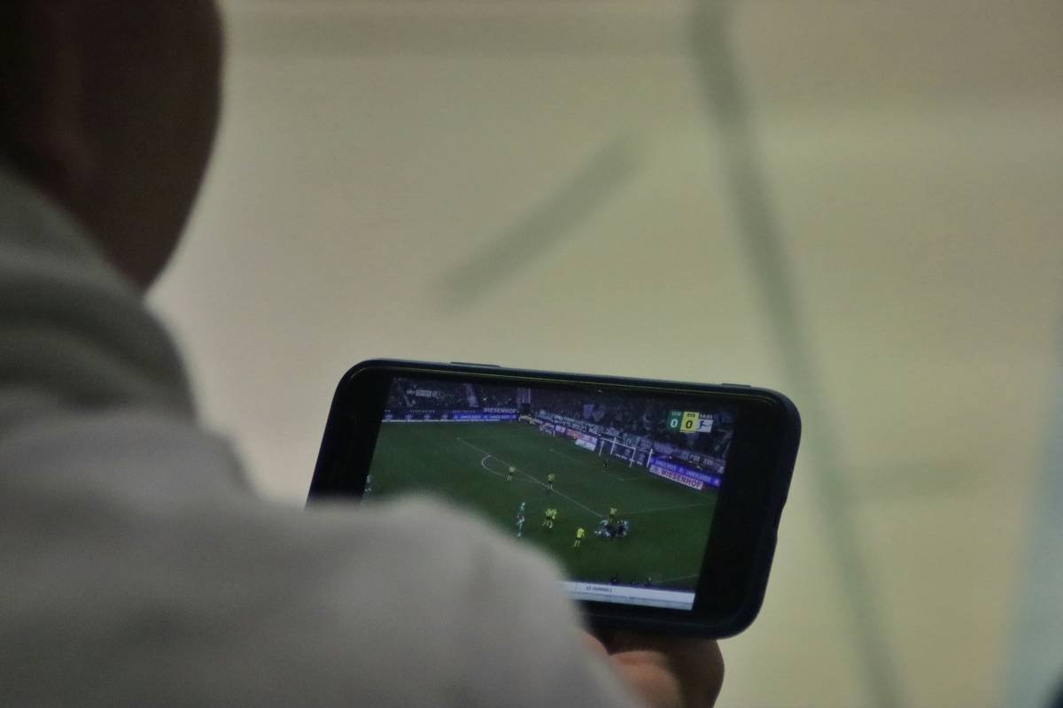 Casual vs Competitive Gaming: Which Mobile Playstyle Fits Your Life?