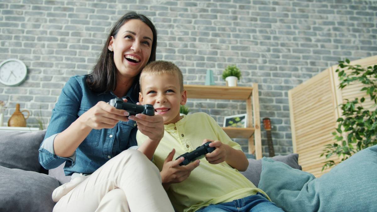 Bar chart showing 68% of mobile gamers play casually; 54% play to relax; sourced from Newzoo 2023 report