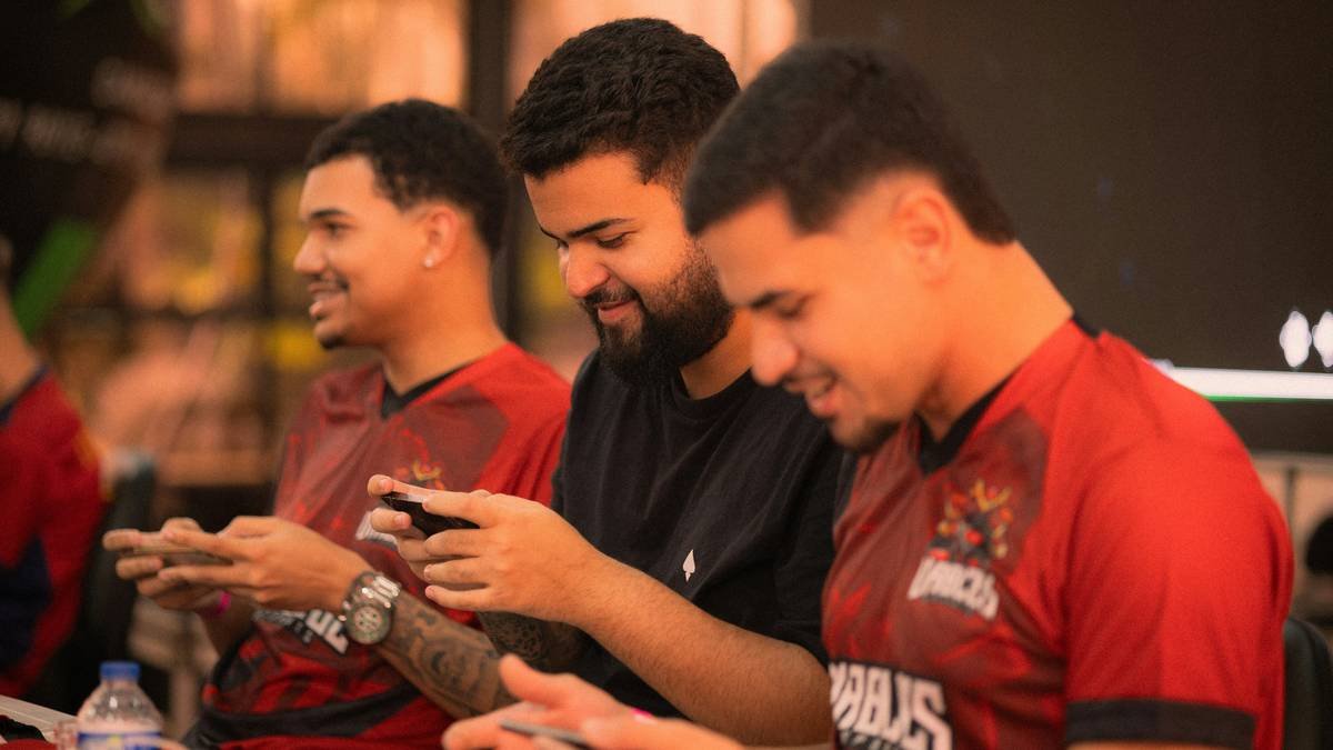 Bar chart showing 68% of mobile gamers prefer casual titles, with 74% quitting multiplayer games within 48 hours due to poor design