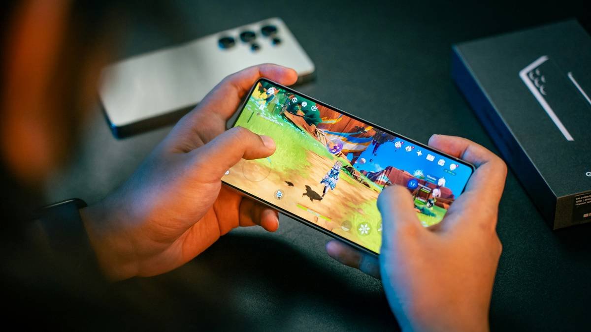 Comparison table: Good Pizza vs. Candy Crush vs. Monument Valley – shows offline play, ad frequency, cost model