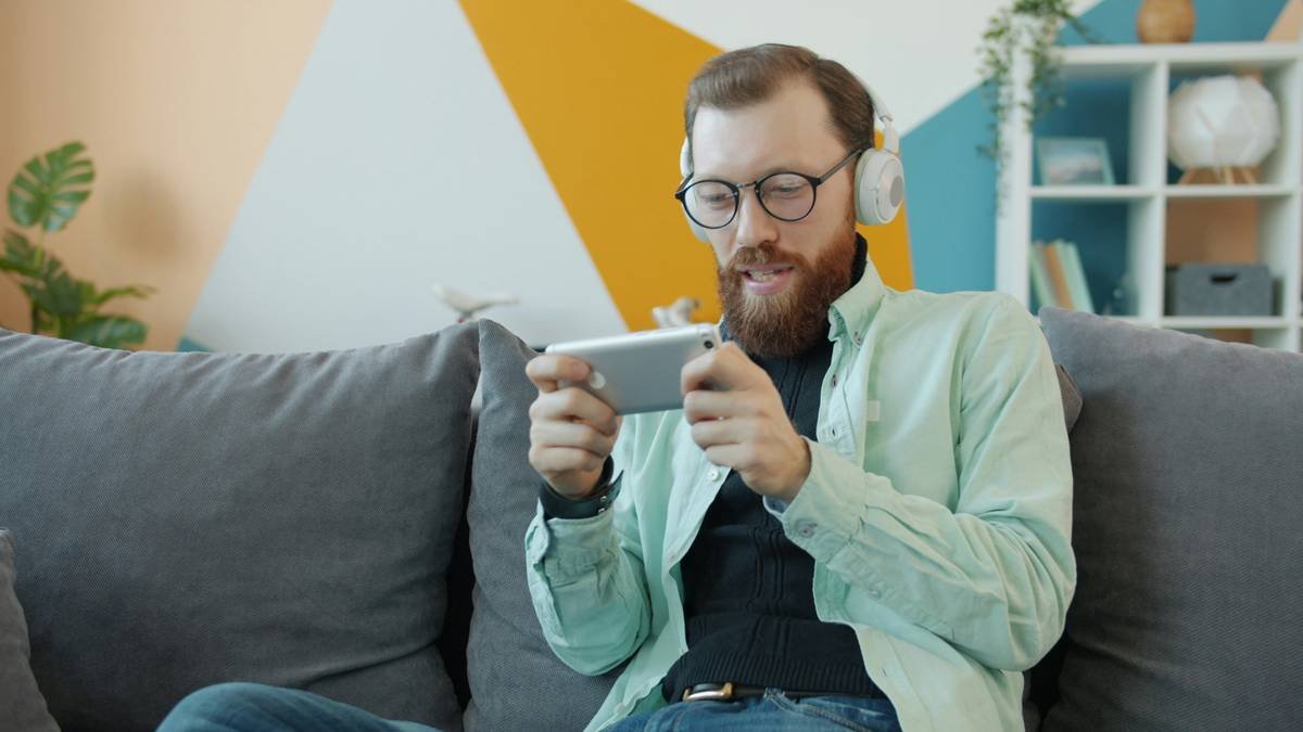 Infographic showing how casual phone games use variable rewards, short sessions, and visual feedback to create habit loops