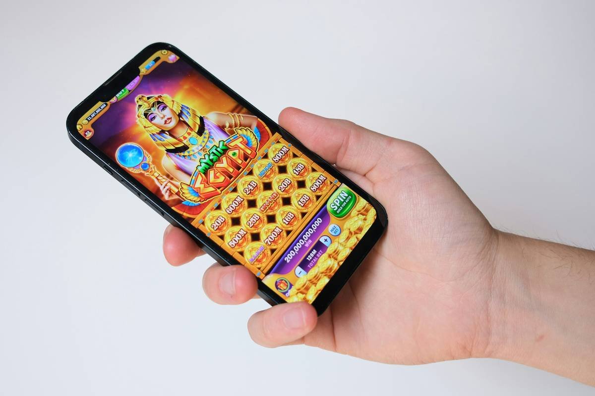 What Are Casual Games? Your No-BS Guide to the Mobile Gaming Genre That Rules Your Commute