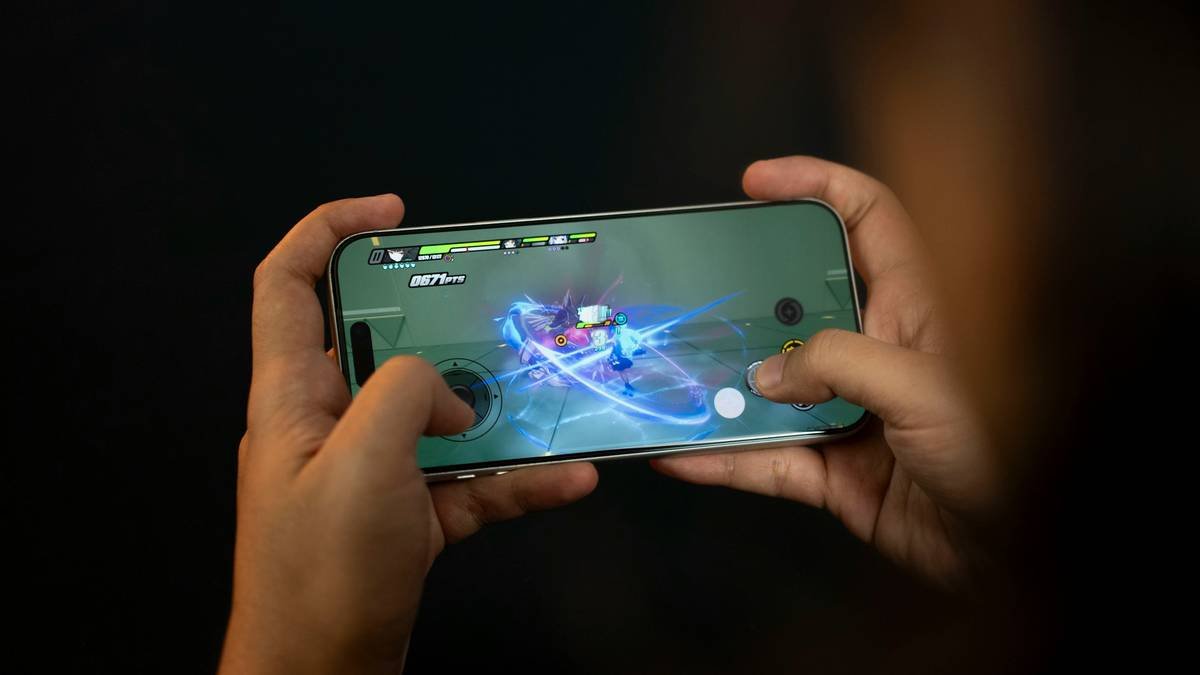 Bar chart showing hyper casual mobile games market revenue from 2019-2023, peaking at $24.8B in 2023 per Sensor Tower data